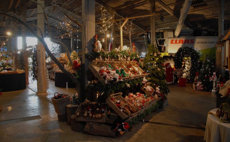 christmas barn 768x473