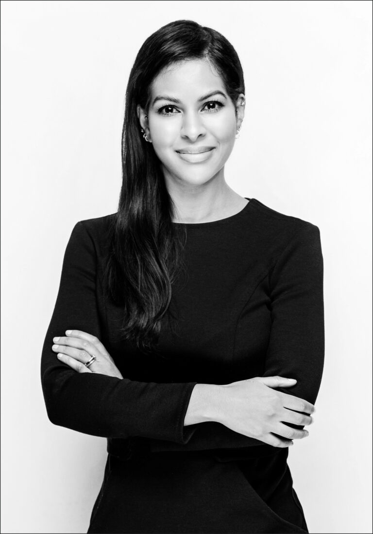 STU29770Swp fin bw  768x1097