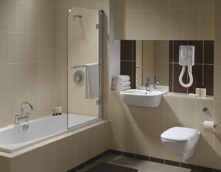 moda hotel style bathroom 768x597