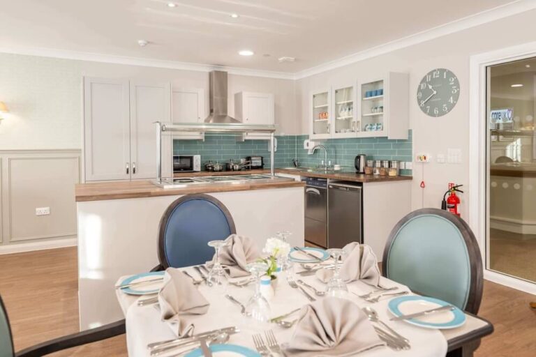 Oat Hill Mews dinning room 3 768x512